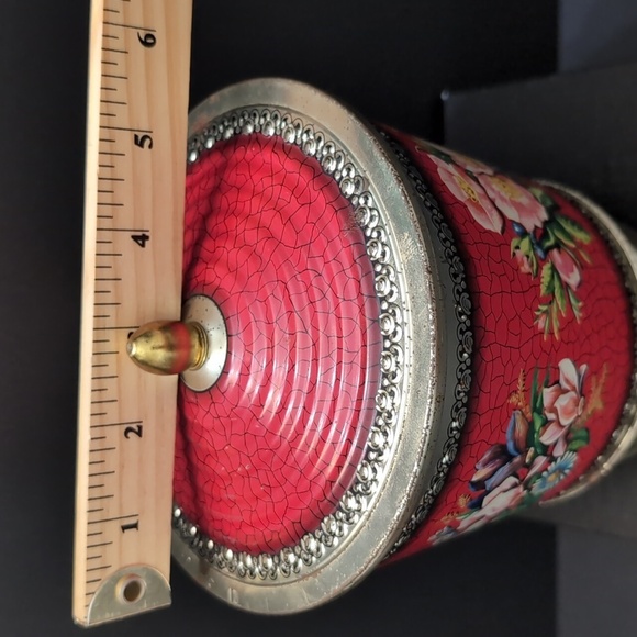 VGT,Floral Hollywood Regency Urn Shaped Red Decorative Tin with Lid. - Picture 11 of 11